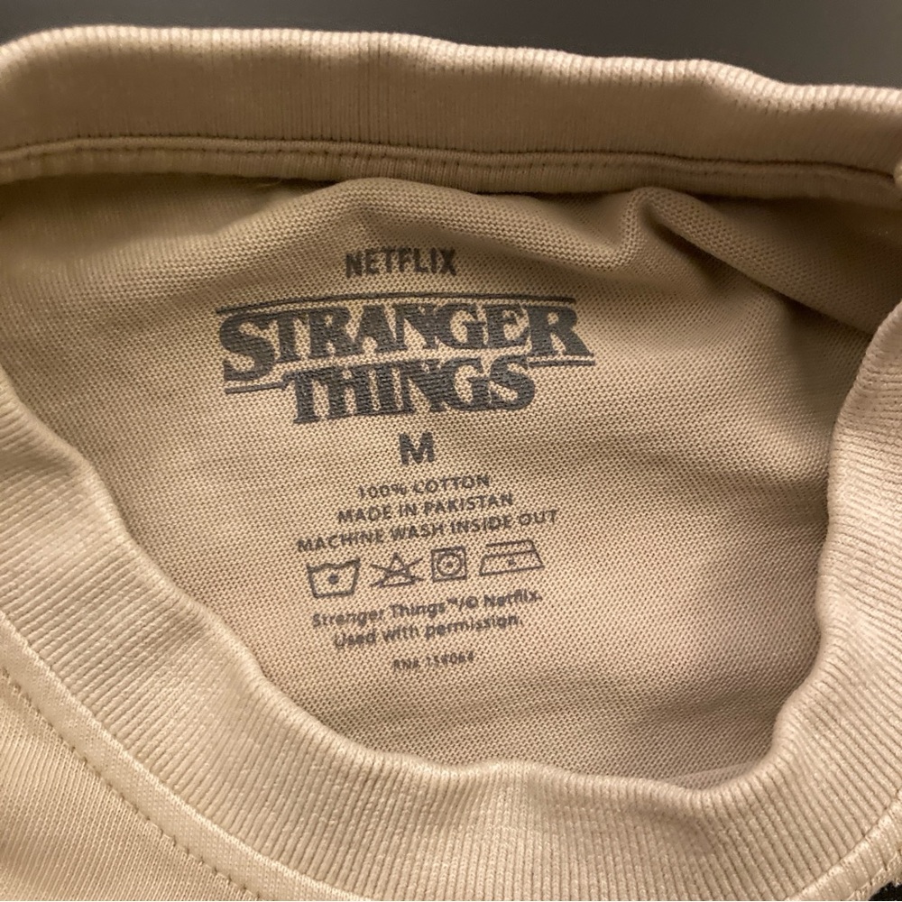Netflix House Stranger Things Hellfire Club T-Shirt NWT - Picture 4 of 6